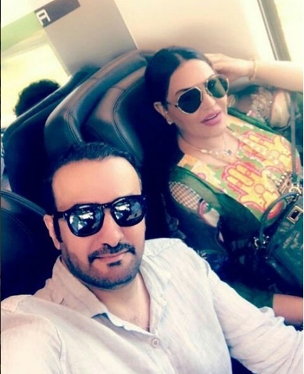مبارك الهاجري يفـ,,ـاجئ زوجته أحلام الشامسي بمنـ,,ـاسبة عيد زواجهما بعد عـ,,ـودته من أد,اء فريـ,,ـضة الحج..!