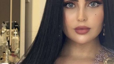ما زال اسم مشهورة مواقع التواصل الاجتماعي جوري المغربية حديث الناس على مواقع التواصل الاجتماعي خاصة بعد رجها على خبر اصا,,بتها بمـ,,ـرض نقص المناعه وطردها من الامارات العربية المتحدة. وفي التفاصيل، انتشر فيديو للمشهورة المغربية وهي تقول ان كل ما يتم تداوله هو مجرد شائعات وستتوعد بالقضاء لكل من اساء لها. يذكر ان مواقع التواصل الاجتماعي ضجت بخبر اصا,,پة احدى مشهورات مواقع التواصل الاجتماعي بمرض نقص المناعة المكتسب وطردها من دبي، بالاضافة الى تورطها بإبتز,,از شخصيات من خلال تصويرهم باوضاع مخله بالفندق. وأشار حينها رواد المواقع إلى أن المقصودة هي جوري المغربية، مما جعل اسمها يتصدر هاشتاغات البحث