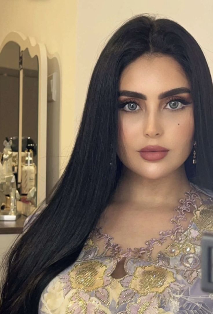 ما زال اسم مشهورة مواقع التواصل الاجتماعي جوري المغربية حديث الناس على مواقع التواصل الاجتماعي خاصة بعد رجها على خبر اصا,,بتها بمـ,,ـرض نقص المناعه وطردها من الامارات العربية المتحدة. وفي التفاصيل، انتشر فيديو للمشهورة المغربية وهي تقول ان كل ما يتم تداوله هو مجرد شائعات وستتوعد بالقضاء لكل من اساء لها. يذكر ان مواقع التواصل الاجتماعي ضجت بخبر اصا,,پة احدى مشهورات مواقع التواصل الاجتماعي بمرض نقص المناعة المكتسب وطردها من دبي، بالاضافة الى تورطها بإبتز,,از شخصيات من خلال تصويرهم باوضاع مخله بالفندق. وأشار حينها رواد المواقع إلى أن المقصودة هي جوري المغربية، مما جعل اسمها يتصدر هاشتاغات البحث